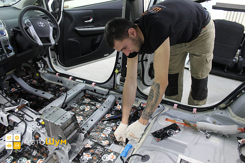 Клеим виброизоляцию на днище Тойота Приус