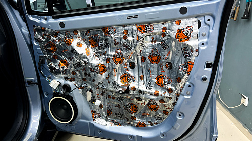 Оклейка технологических отверстий дверей виброизоляцией Чанган Юни-Т