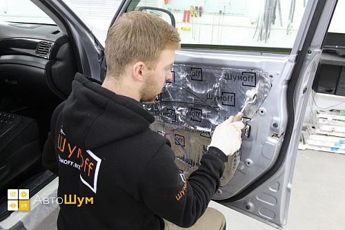 Оклеиваем технологические отверстия двери Субару Форестер СХ