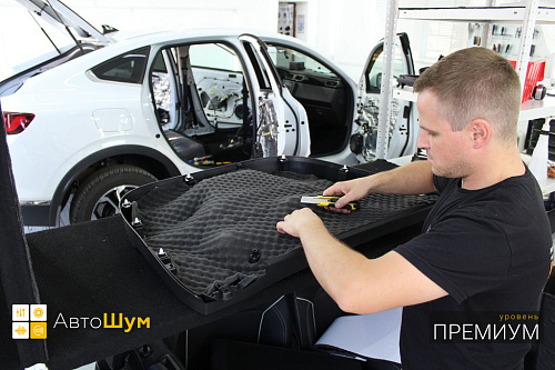 Оклеиваем шумопоглотителем обшивку двери Рено Аркана