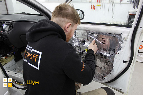 Клеим второй слой на двери Киа Рио ЖБ