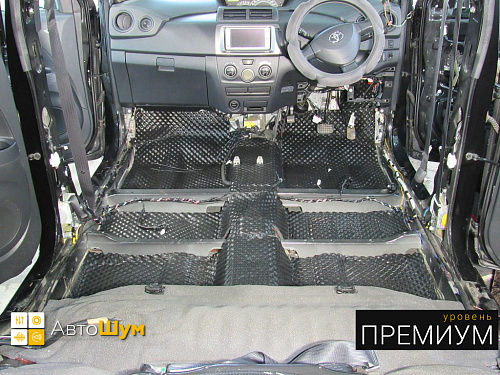 Шумоизоляция пола Тойоты ББ.