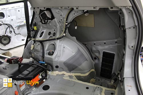 Штатная шумоизоляция арок Тойота Приус