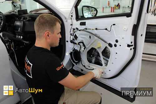Клеим виброизоляцию внутрь двери Рено Аркана