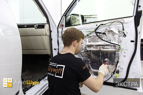 Оклеиваем технологические отверстия двери Лексус Жх 460