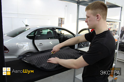 Оклеиваем шумопоглотителем обшивку двери Фольксваген Поло MK5
