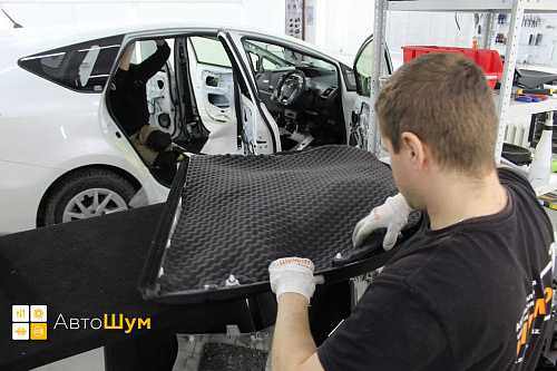 Оклеиваем шумопоглотителем обшивку двери Тойота Приус