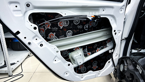 Оклейка технологических отверстий дверей виброизоляцией Киа К3