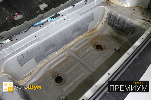 Убираем ржавчину с багажника Тойоты Рав4.