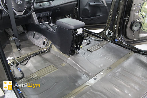 Шумоизоляция пола Тойоты Рав4 XA40.