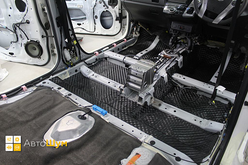 Шумоизоляция днища Тойота Приус