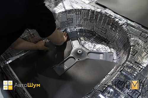 Клеим на дно багажника Шумофф Base 4 Лады Веста
