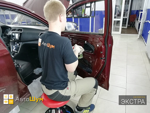 Клеим виброизоляцию внутрь двери Лифан Солано