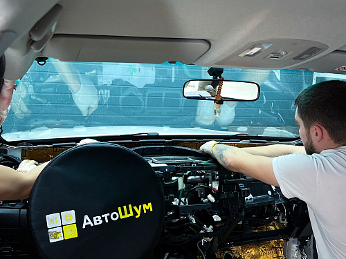 Виброизоляция панели Тойота Фортунер