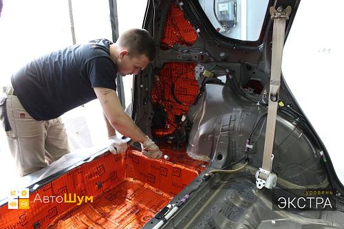 Клеим виброизоляцию в багажник Тойота РАВ 4 (XA30)