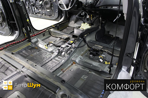 Штатная шумоизоляция пола Хендай I40.