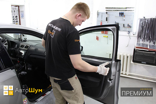 Снимаем дверные обшивки Фольксваген Поло MK5