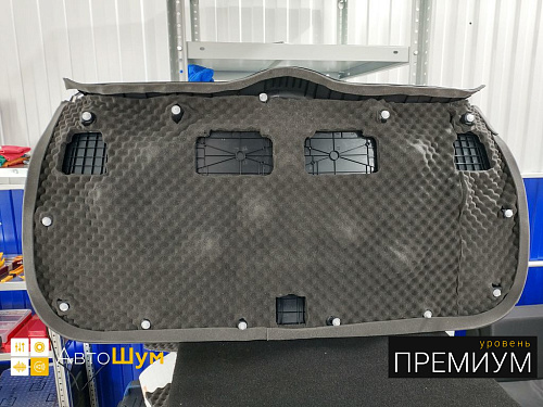 Клеим обшивку пятой двери Тойоты Ра4 Ха40
