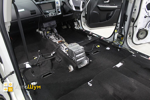 Чистый ковер Тойота Приус