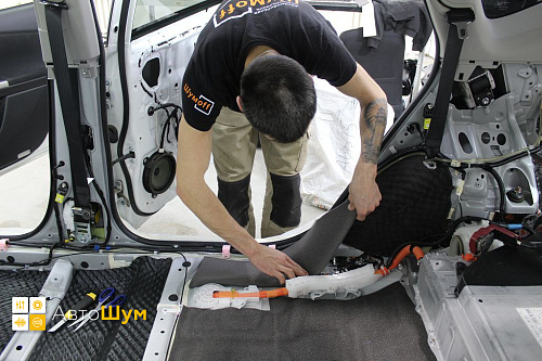 Клеим шумопоглотитель на днище Тойота Приус