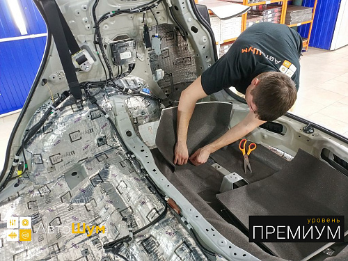 Клеим на дно багажника Noise Stop 4 Тойоты Ра4 Ха40