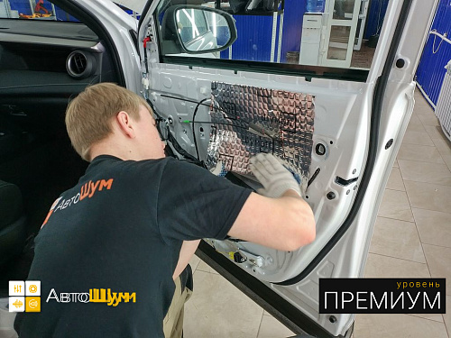 Клеим второй слой на двери Тойоты Ра4 Ха40