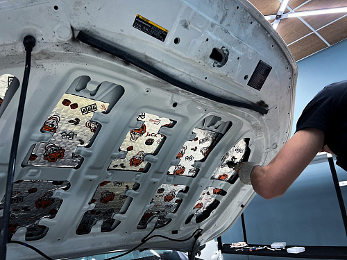 Виброизоляция капота Тойота Фортунер