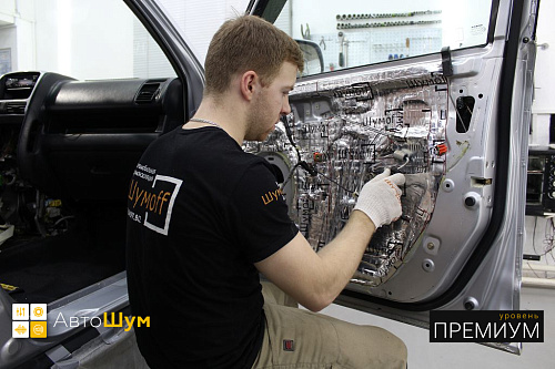 Оклеиваем технические отверстия в двери Хонда СР-В 2