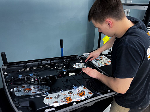 Виброизоляция дверной обшивки Тойота Фортунер