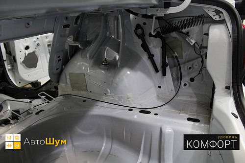 Штатная шумоизоляция багажника Рено Логана