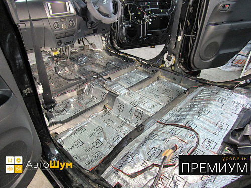 Клеим виброизоляцию на пол Тойотоы ББ.