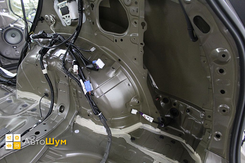 Заводская виброизоляция крыльев и арок Тойоты Рав4 XА40