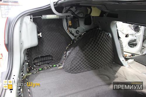 Шумоизоляция багажника Фольксваген Поло MK5