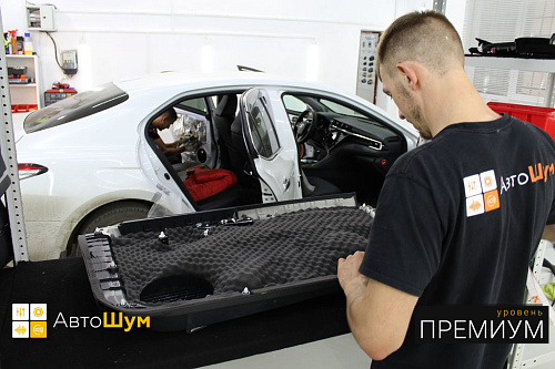 Клеим дверную обшивку на Тойоте Камри XV70