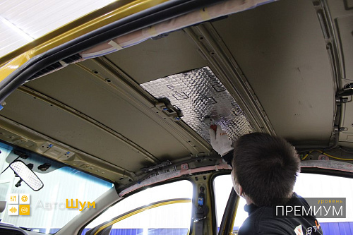 Клеим виброизоляцияю на крышу Хендай Элантра