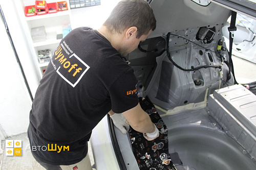 Клеим виброизоляцию на дно багажника Тойота Приус