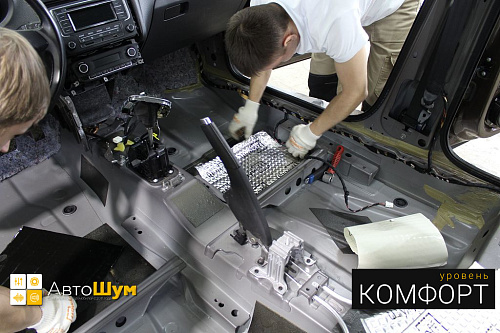 Клеим шумофф м3 на пол