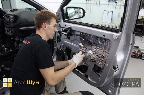 Оклеиваем технологические отверстия двери Лады Весты